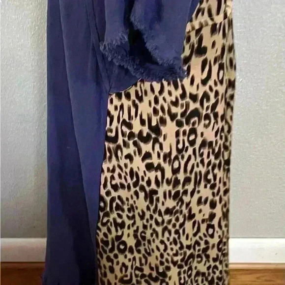 UMGEE USA Women’s S Shift Dress Blue High Low Leopard Raw Hem Short Sleeves NWT - Picture 2 of 8